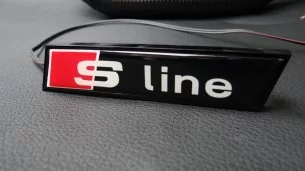 Griglia anteriore Audi con logo LED-Logo-decalcomanie