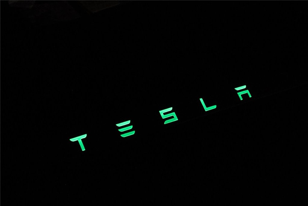 Kofferraumverkleidung aus Kohlefaser mit LED für Tesla Modes S-Modes S Kofferraumverkleidung aus Kohlefaser mit LED für Tesla Modes S-Modes S