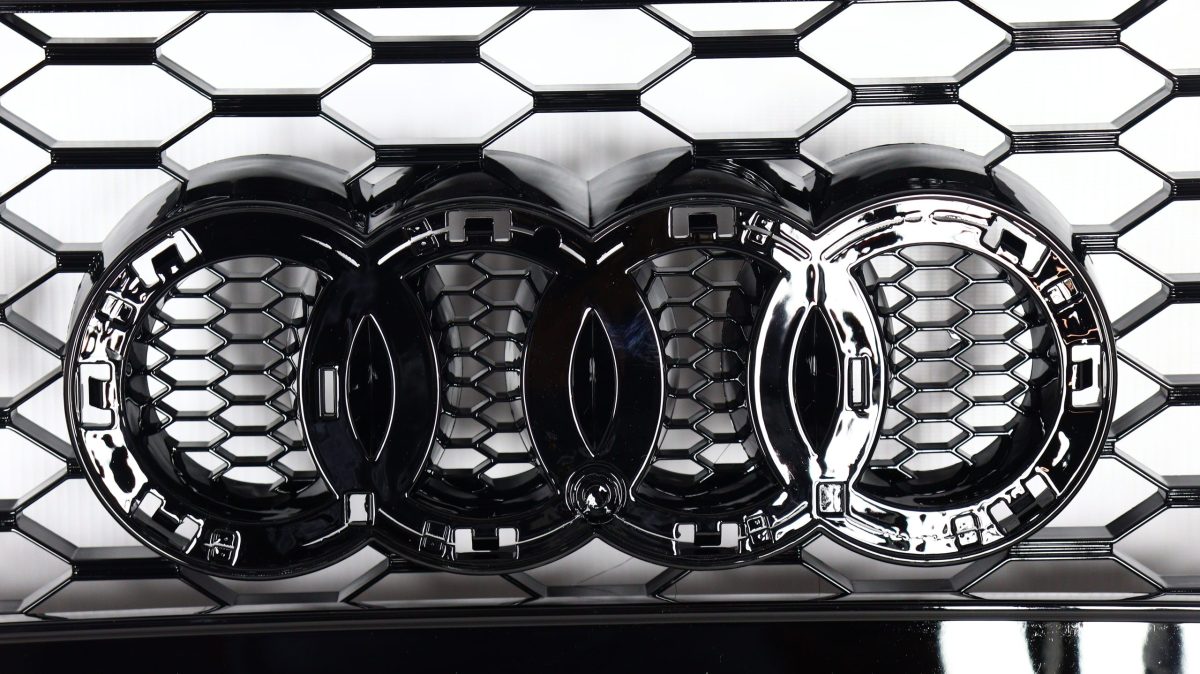 Audi Q5 S-Line black front grill