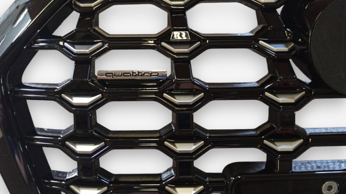 Audi Q5 2016 black honeycomb grille
