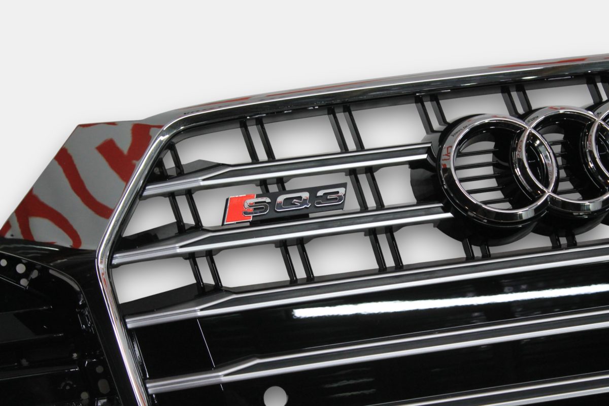 Audi Q3 facelift chrome bar grille