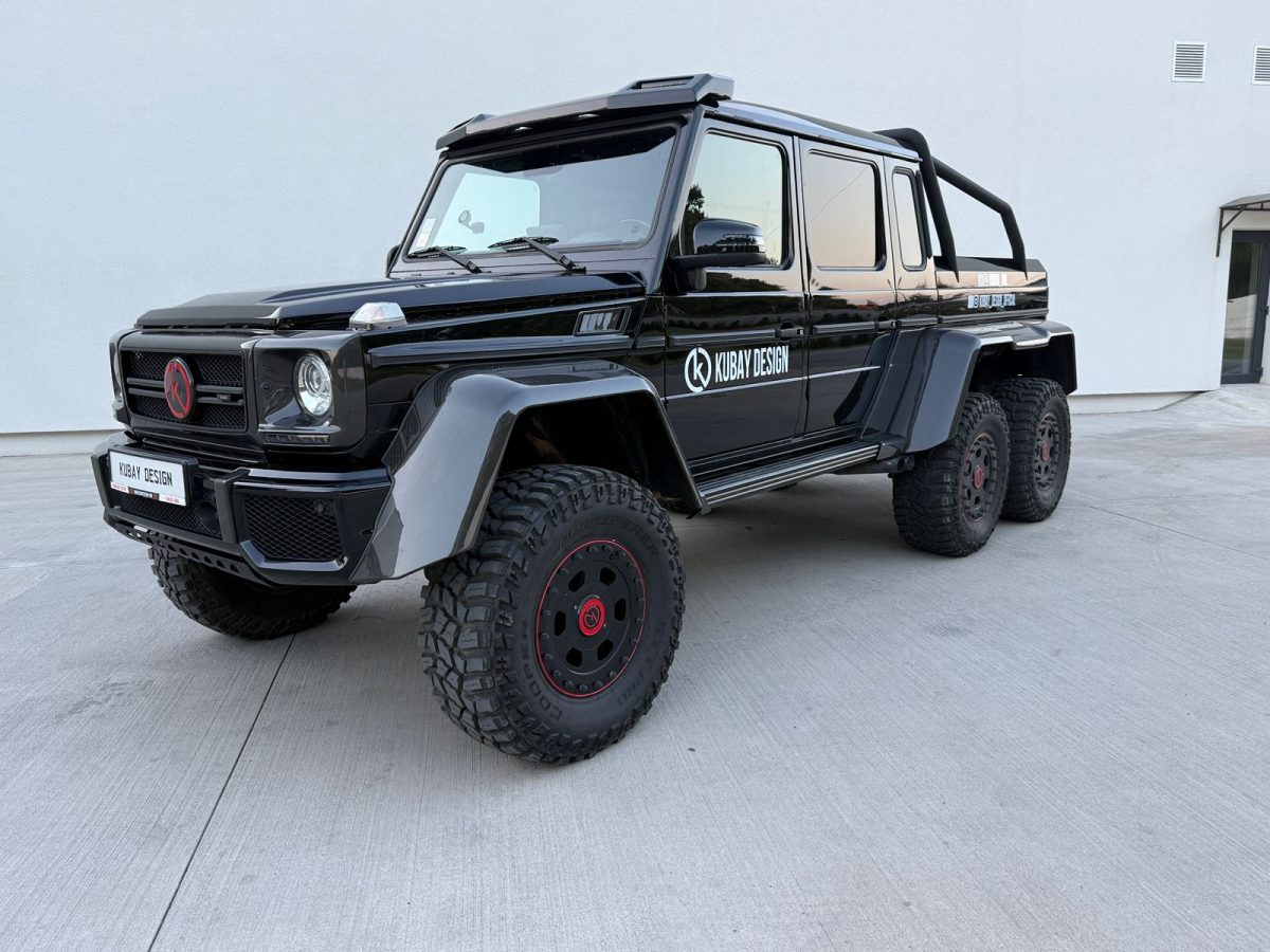 Front view of Mercedes-Benz W463 6×6 with black R18 rims and red accents.