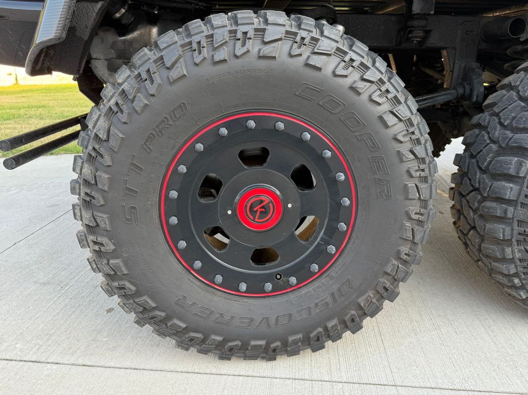 Front view of Mercedes-Benz W463 6×6 equipped with 37-inch off-road tires and Kubay Design upgrade.