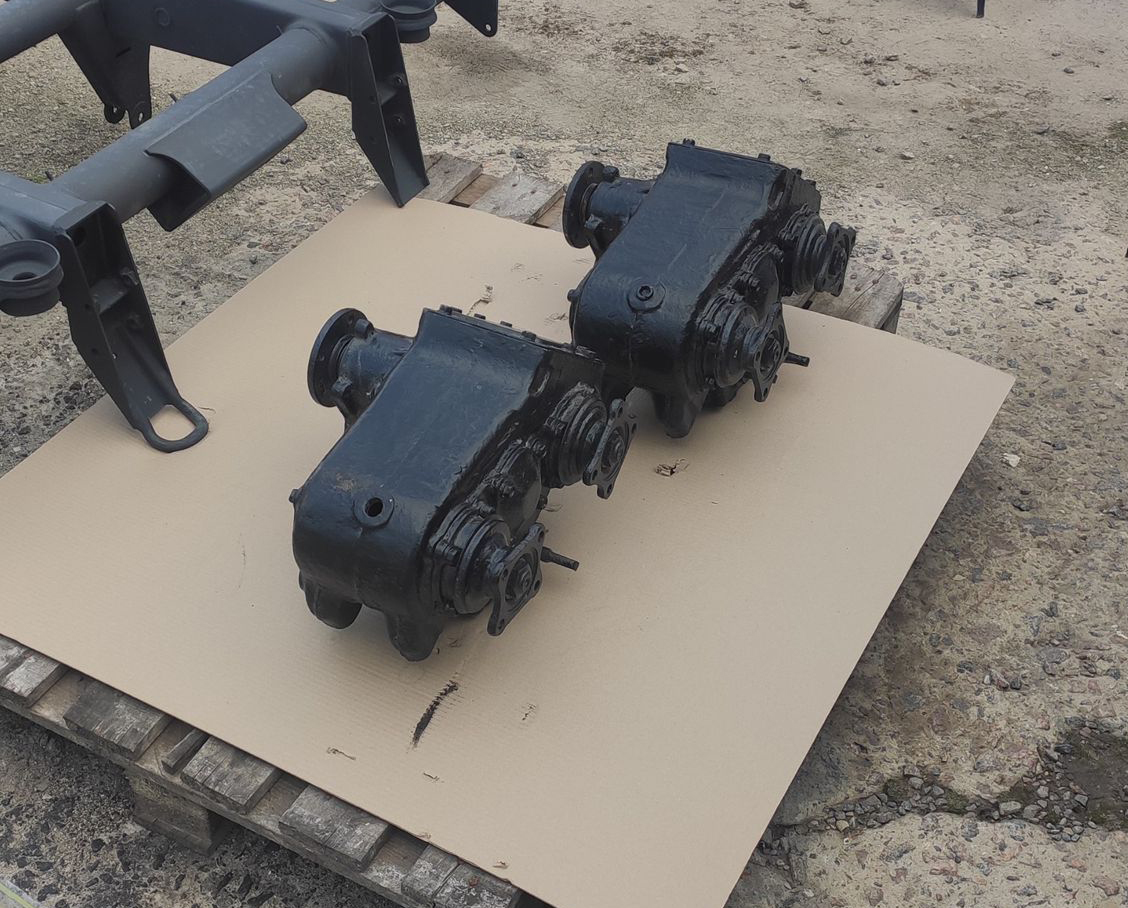 Aftermarket Transfer Case for Mercedes-Benz W463 6×6 Aftermarket transfer case unit for Mercedes-Benz W463 6×6 placed on pallet.
