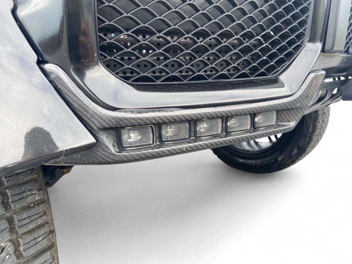Carbon fiber AMG front lip spoiler with LEDs for Mercedes-Benz G-Class W463 4×4² – lightweight and UV-protected.
