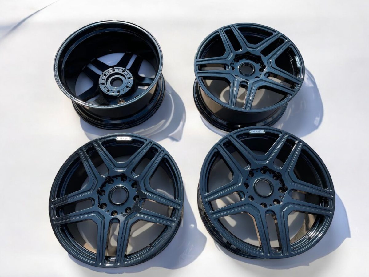 8-spoke gloss black R22 wheel for Mercedes G-Wagon close-up