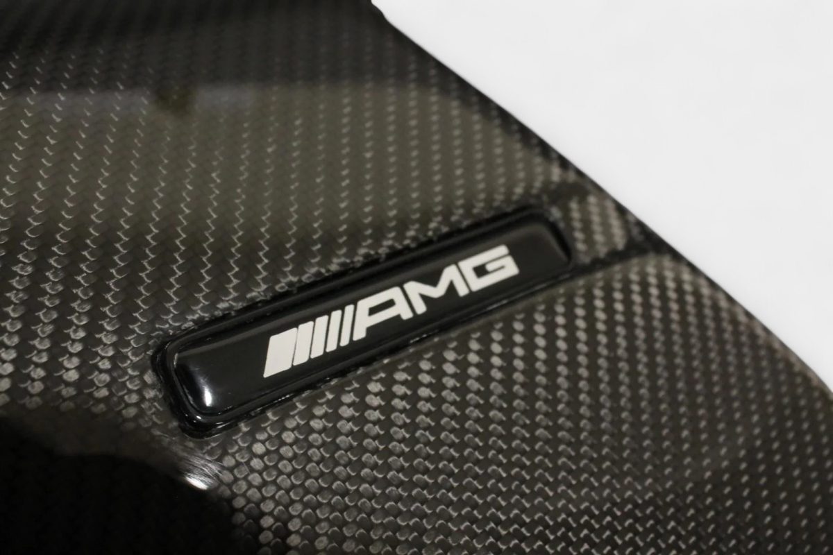 Gloss grey carbon fender piece – close-up