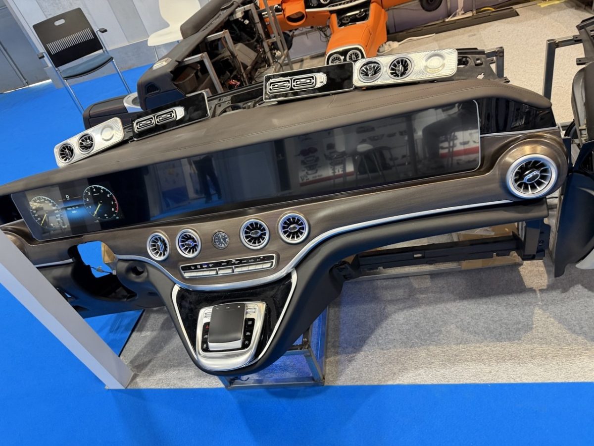 dashboard Mercedes V-Class W447 widescreen display interior