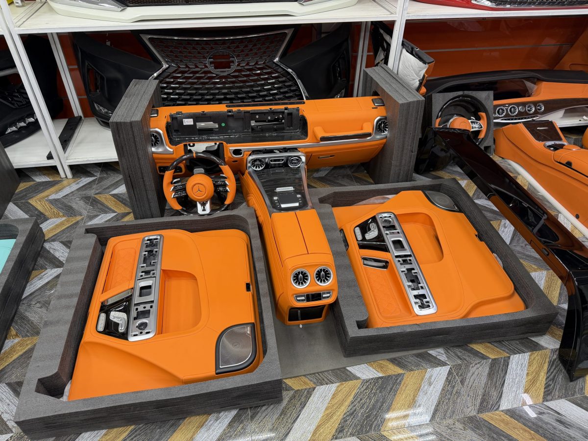 Complete Mercedes G-Class W463 cabin upgrade with W465 dashboard, AMG steering wheel, digital cockpit, and premium trim.