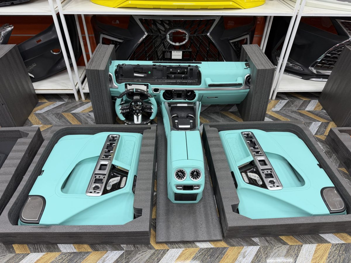 Mercedes-Benz G-Class W463 interior parts set with seats, dashboard, multimedia display, wiring harnesses, and accessories.