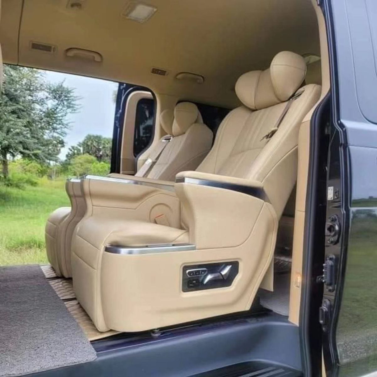 Luxury VIP captain chair seat for Mercedes Vito, V-Class W447 and Sprinter with reclining backrest, armrests and premium leather upholstery