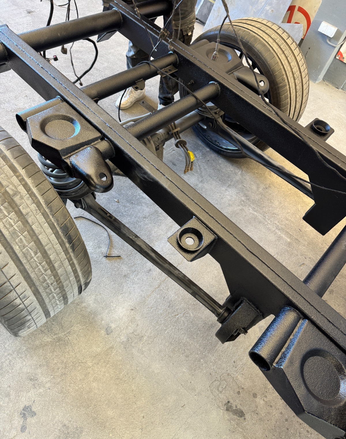Overhead view of the extended rear axle and differential on the ONYX Mercedes G-Class 6x6
