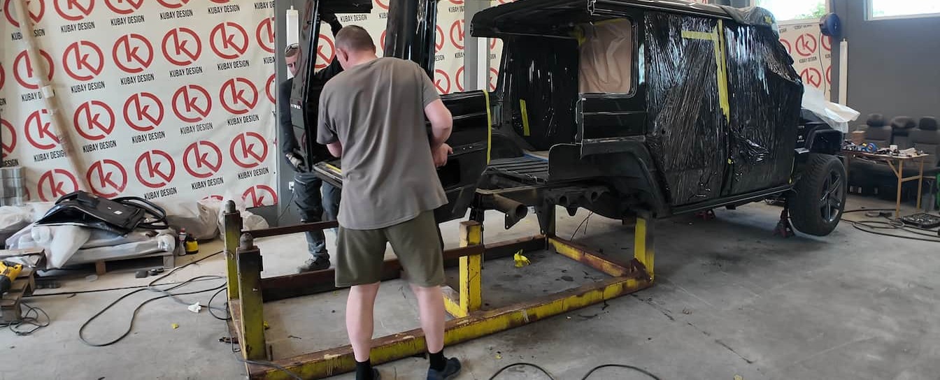 Kubay Design team reworking the ONYX G-Class body structure for the 6x6 platform